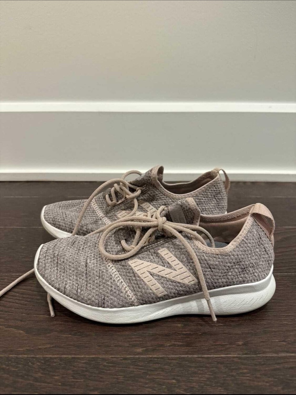 New Balance FuelCore Coast v4 Hoodie Women’s Shoe — Conch Shell/Himalayan Pink